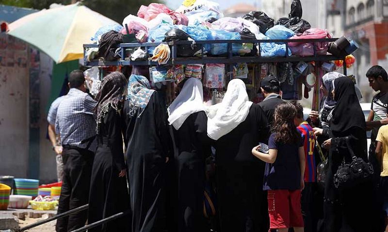 Miles de gazatíes salen a la calle durante la tregua en busca de dinero, agua y combustible