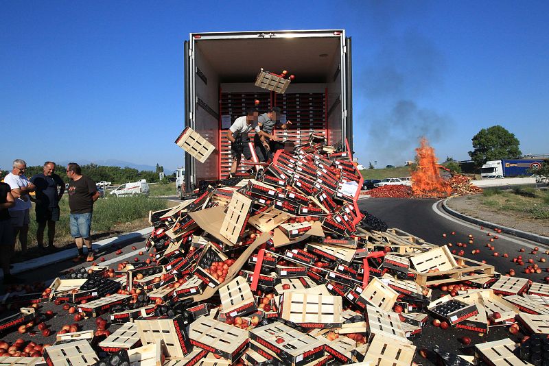 Varios camiones de melocotón español, bloqueados tres horas por agricultores franceses