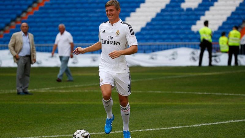 Kroos se da un baño de multitudes en el Bernabéu