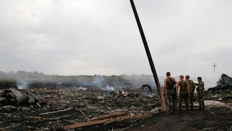 Un avión malasio con 298 personas a bordo es derribado por un misil en el este de Ucrania