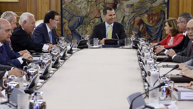 Felipe VI insta al Gobierno a superar los "graves retos" en su primer Consejo de Ministros