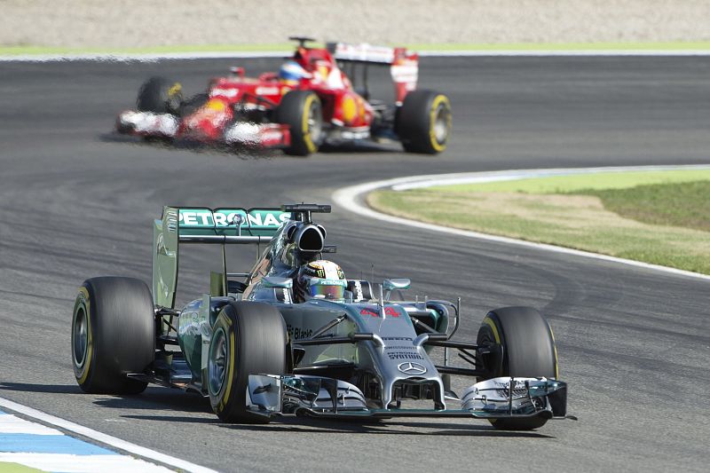 Los Mercedes dominan los libres en Hockenheim; Alonso, noveno