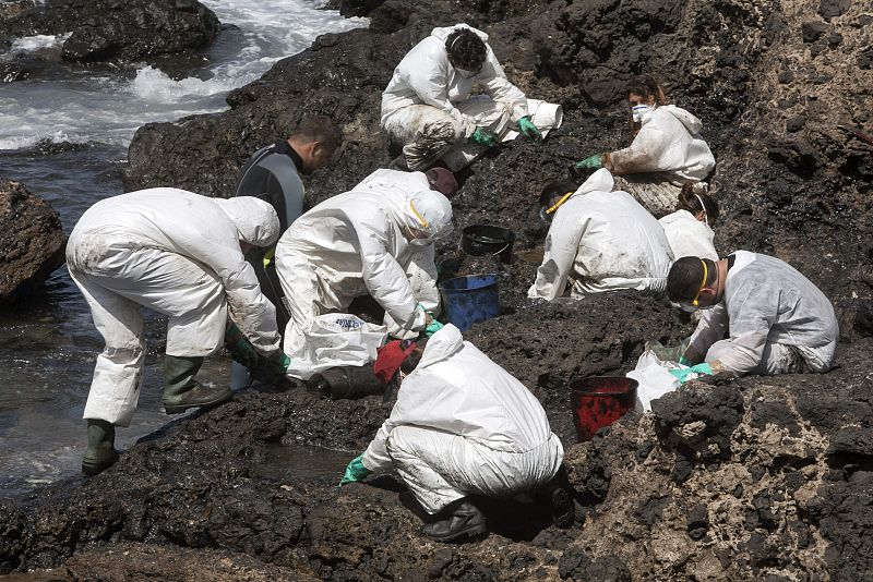 El vertido de Gran Canaria abarca 800 metros, pero no ha dañado los fondos marinos