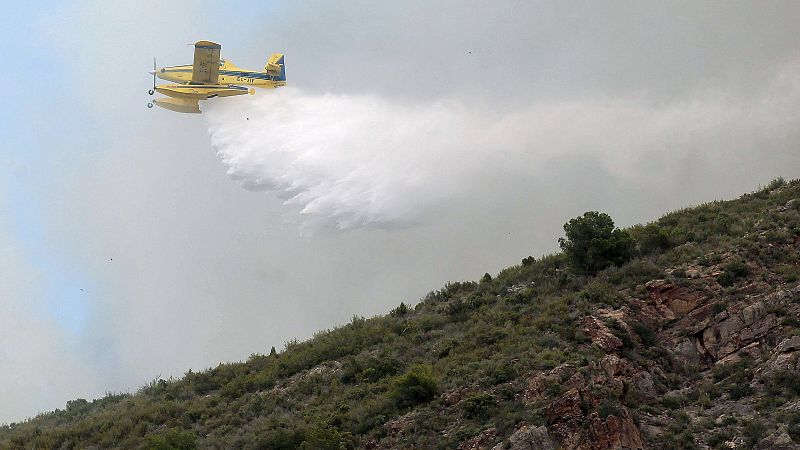 Los vecinos vuelven a sus casas tras la extinción del incendio de la Vall d'Uixó