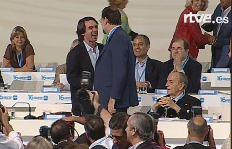 Aznar saluda con un fuerte apretón de manos a un Rajoy al que ayer casi ignoró
