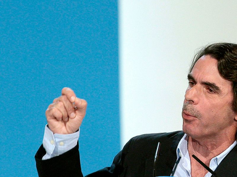 Aznar elogia a San Gil y Ortega Lara y ofrece su apoyo "responsable" a Rajoy