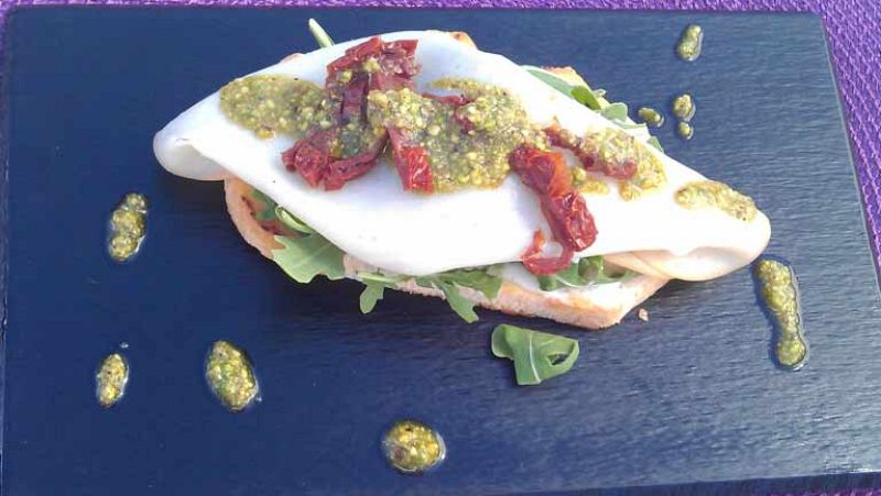 Tosta de pavo y rúcula con aceite de pistachos