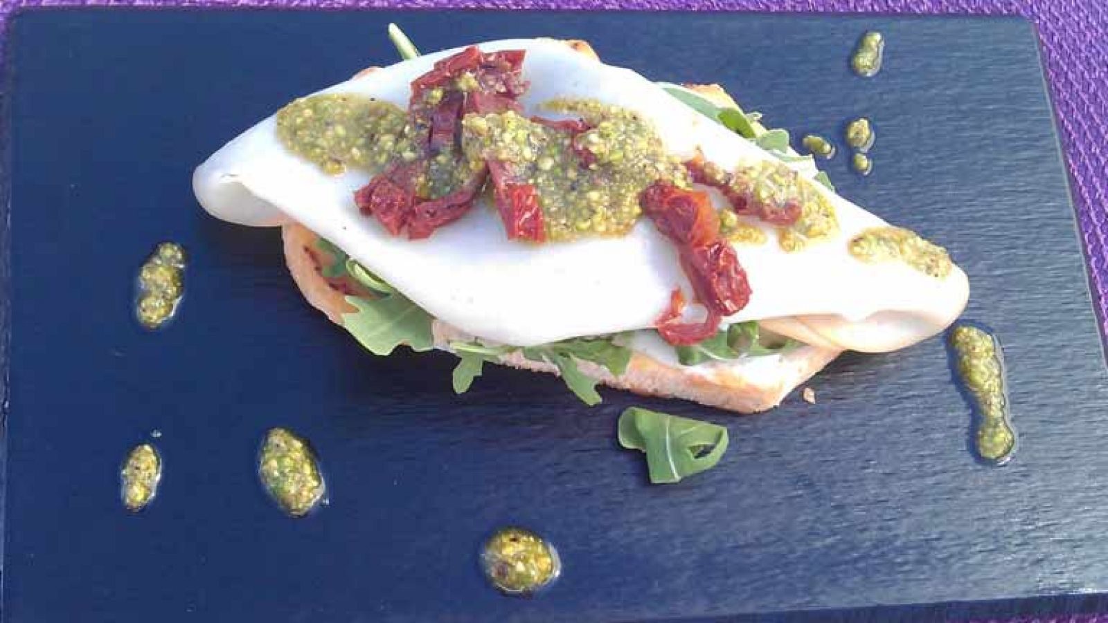 La mañana - Tosta de pavo y rúcula con aceite de pistacho