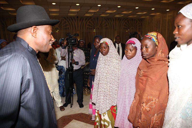 Primera reunión del presidente de Nigeria con los padres de las niñas raptadas hace cien días