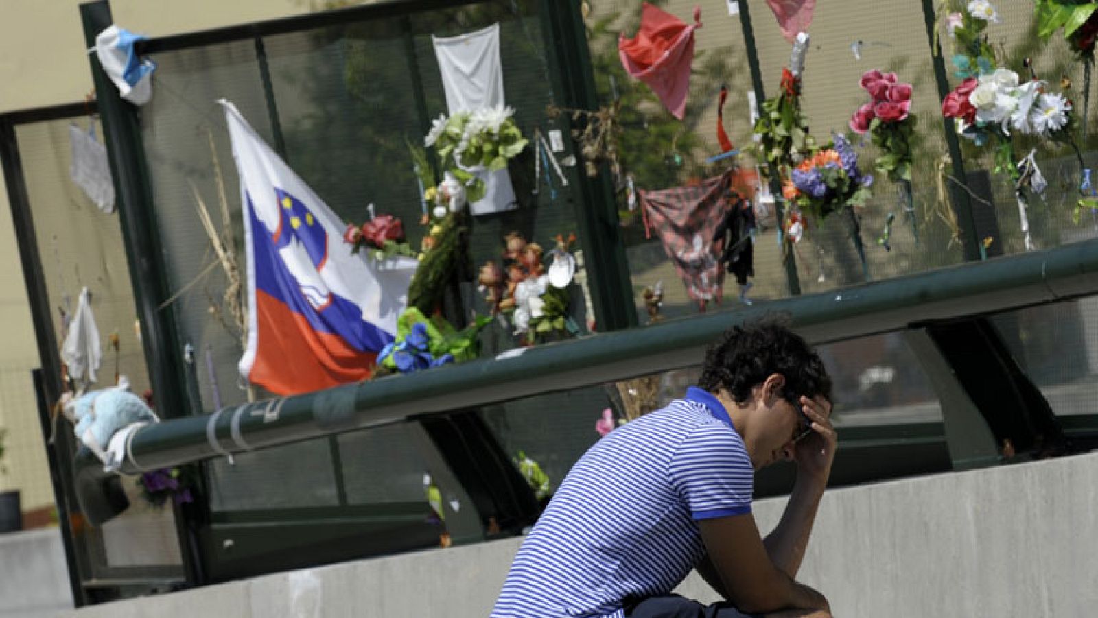 Homenaje con flores y medallas cuando se cumple un año del accidente de tren en Santiago