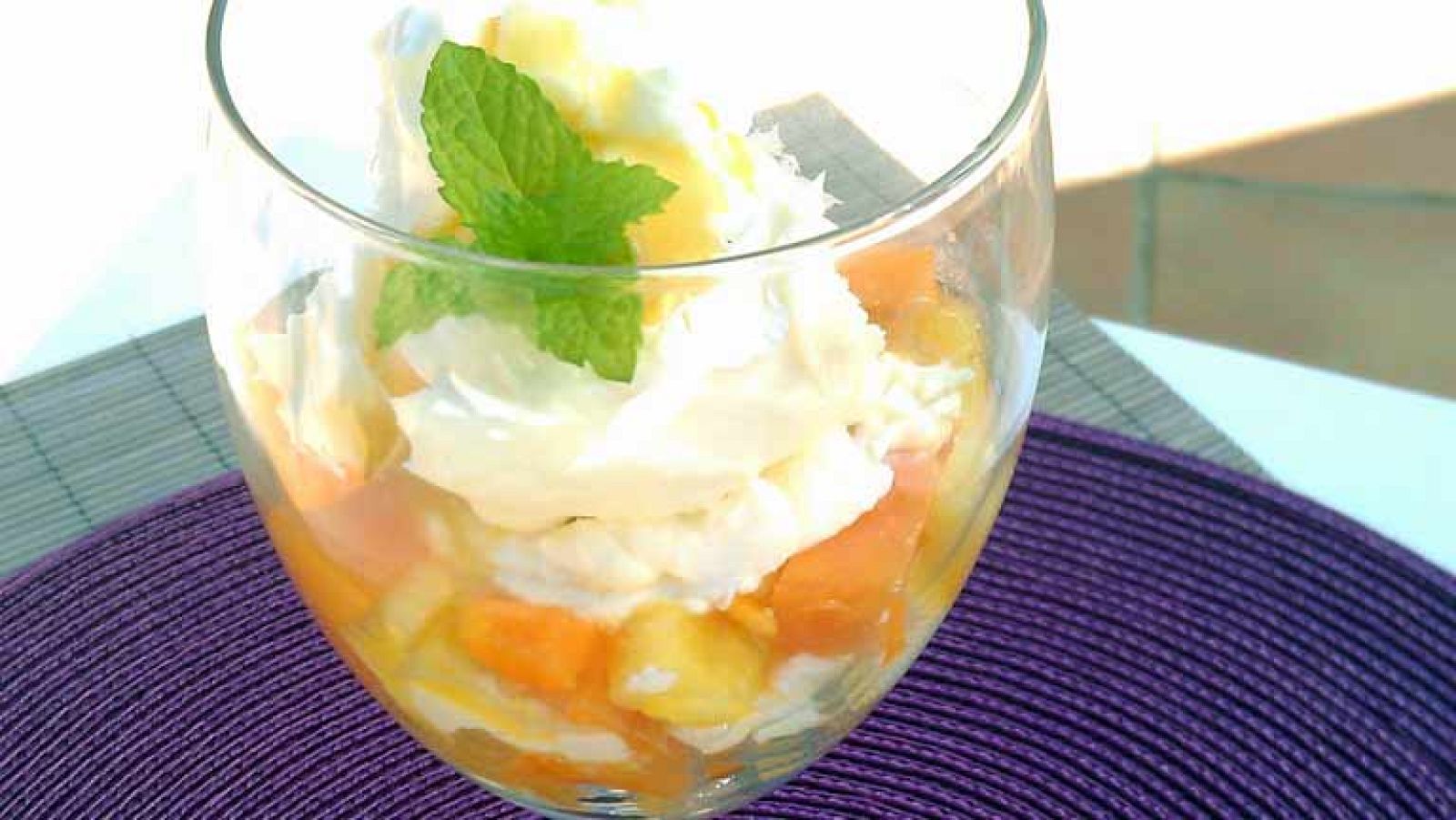 La mañana - Copa de fruta tropical con mascarpone