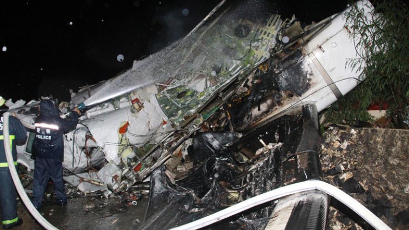 48 muertos y 10 heridos tras el aterrizaje de emergencia de un avión en Taiwán