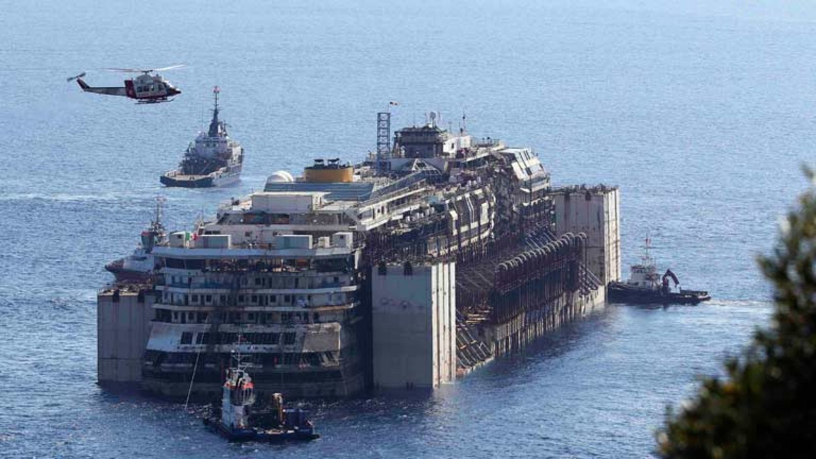 El crucero Costa Concordia parte hacia Génova para ser desguazado.