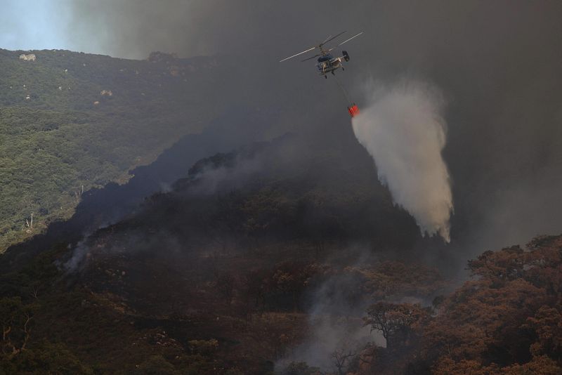 El equipo de extinción da por estabilizado el incendio provocado en Algeciras