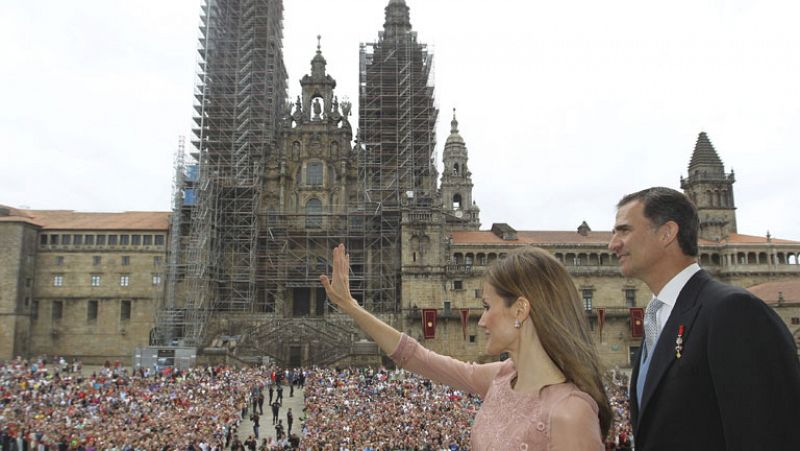Felipe VI recuerda en Santiago a las víctimas de Angrois y a los afectados por la crisis