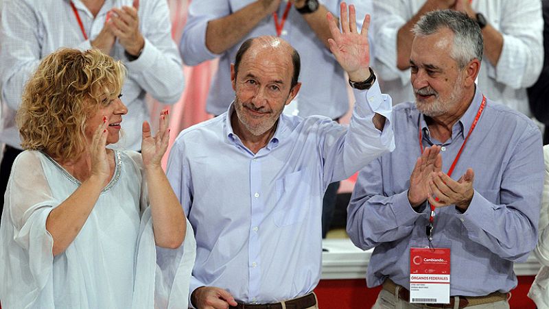 Rubalcaba da su "total e incondicional" apoyo a Sánchez y dice que será socialista "hasta el fin"