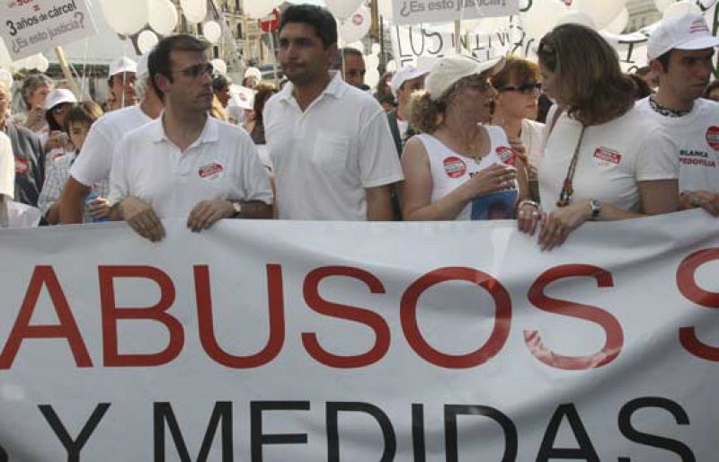 Unas 1.000 personas marchan 'de blanco' contra la pedofilia en Madrid