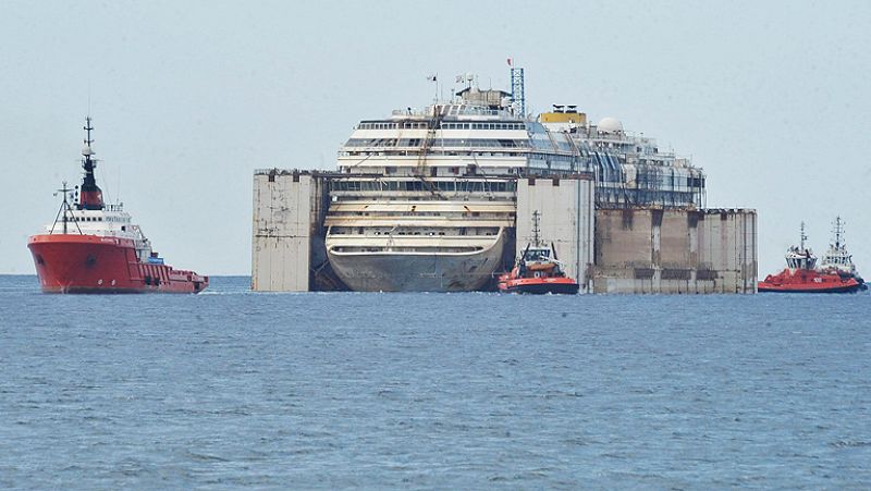 El Costa Concordia llega a Génova para ser demolido dos años y medio después del naufragio