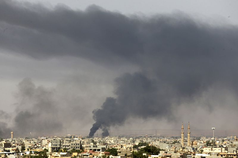 Libia pide un alto el fuego por un incendio "fuera de control" en un depósito de gasolina en Trípoli