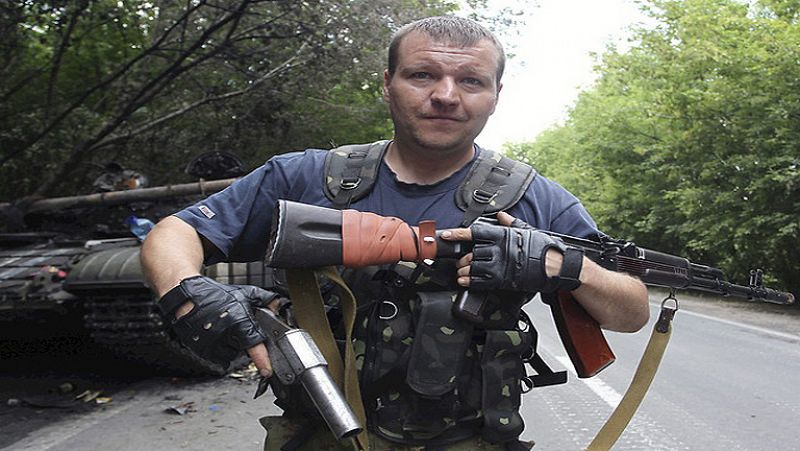 Los combates en Ucrania golpean a los civiles y obligan a evacuar la sede del Gobierno en Donetsk