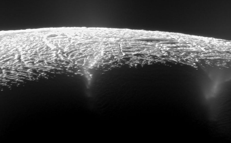 La misión Cassini identifica 101 géiseres en erupción en una luna de Saturno