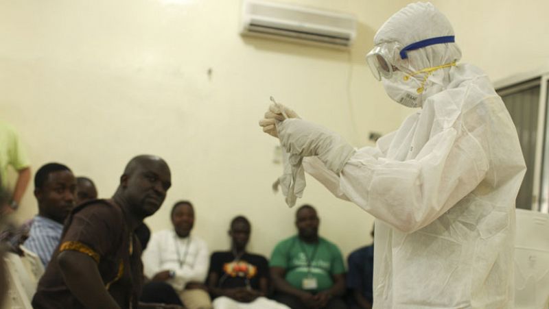 Sierra Leona declara la emergencia de salud pública por el ébola y Liberia cierra sus escuelas