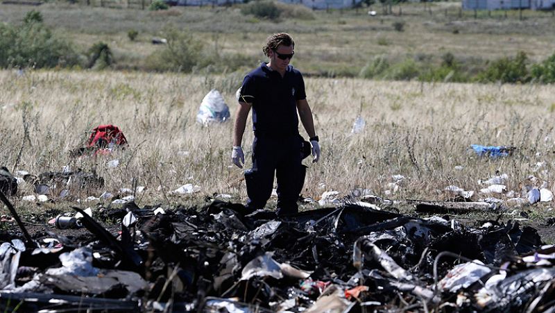 Expertos internacionales acceden al lugar  donde cayó el avión malasio y hallan restos humanos