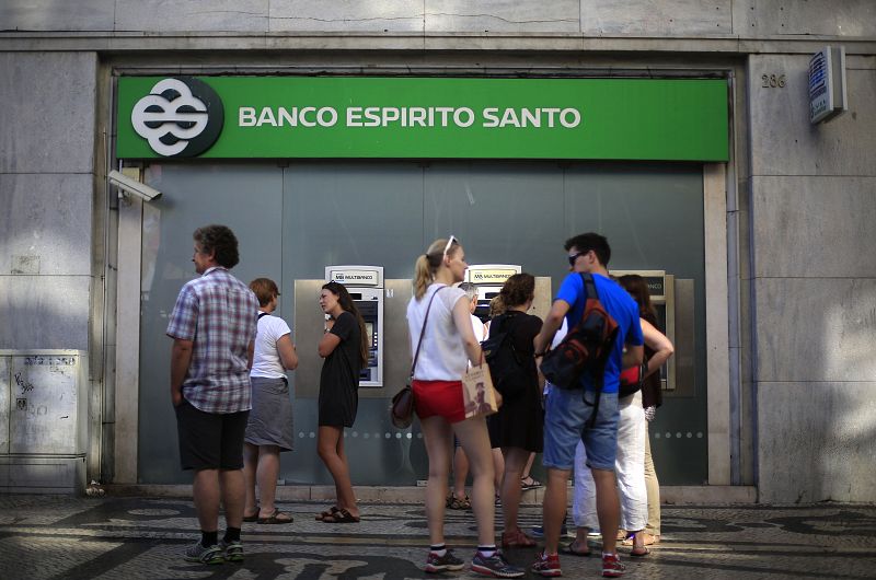 Portugal rescata al Banco Espírito Santo con 4.900 millones de euros y lo divide
