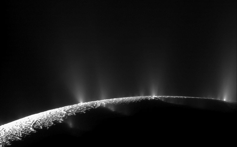 El Sol deja al descubierto los chorros de vapor de agua y hielo de la luna de Saturno Encélado