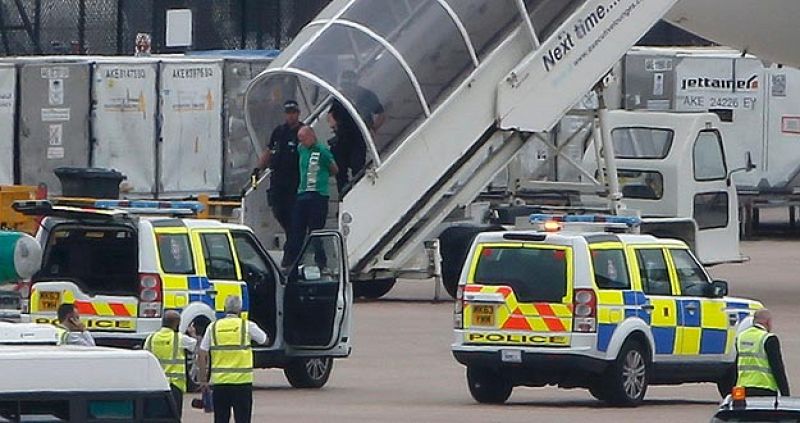 Detenido un pasajero de un avión en Reino Unido por una falsa amenaza de bomba