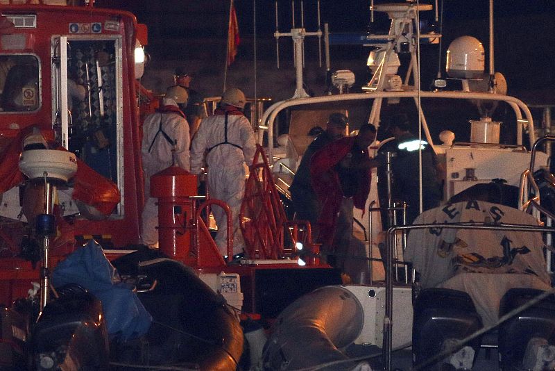 Salvamento Marítimo rescata a 18 inmigrantes de una patera en la costa de Almería