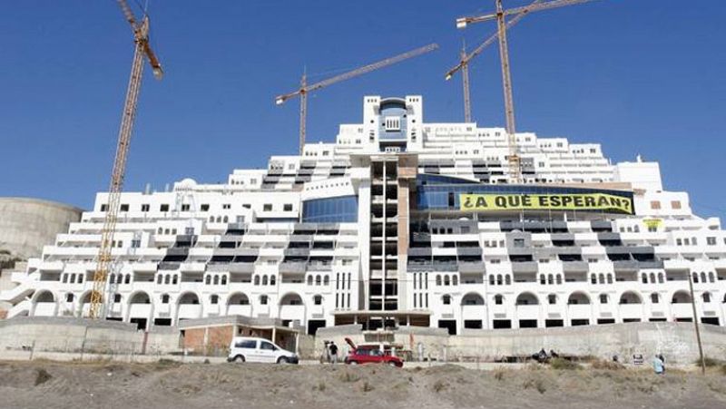 La Junta adquirirá los terrenos del hotel Algarrobico para demolerlo