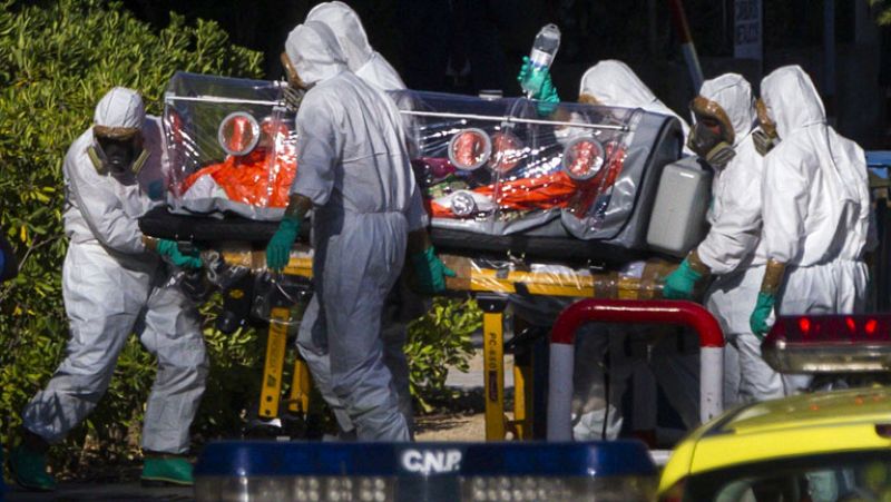 El religioso infectado por el virus del Ébola ingresa en el Hospital Carlos III de Madrid