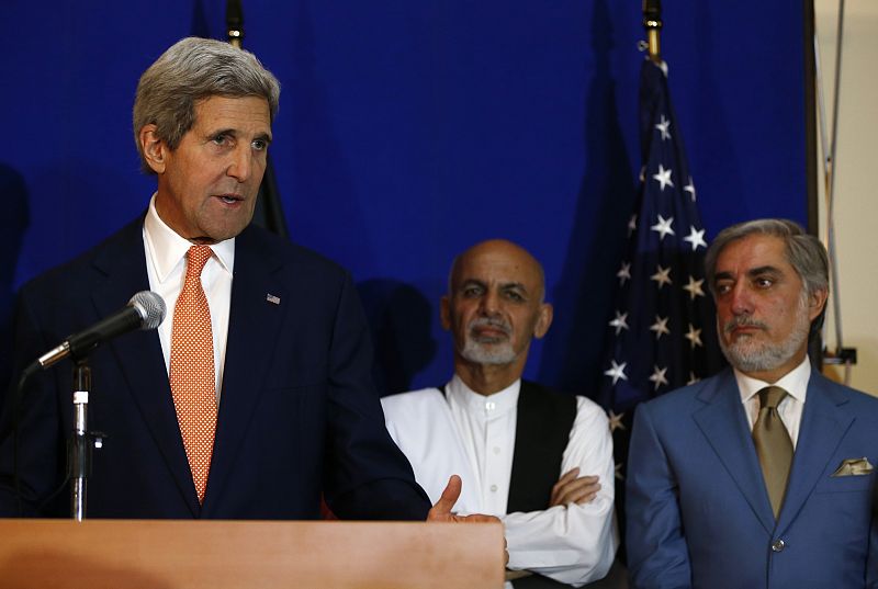 Los candidatos afganos firman un acuerdo postelectoral con la mediación de EE.UU.