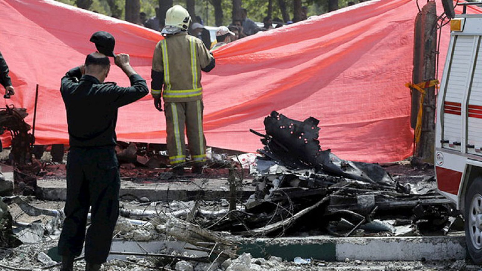 Cuarenta muertos y al menos ocho heridos al caer un avión en Teherán