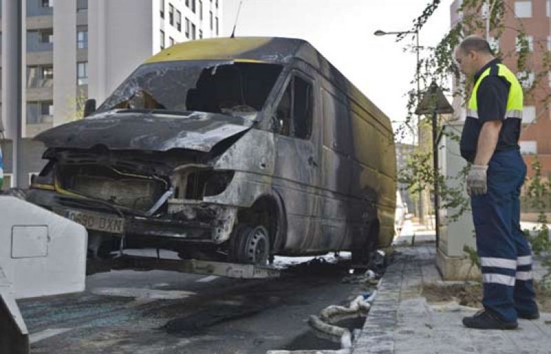 Arde una furgoneta de Correos en Vitoria por un artefacto incendiario