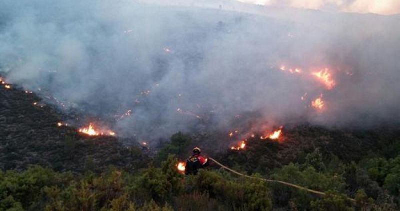El incendio del parque natural de Sierra Mariola en Alcoy presenta "evolución favorable"
