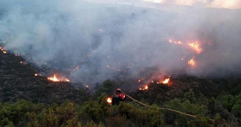 El incendio del parque natural de Sierra Mariola en Alcoy presenta "evolución favorable"