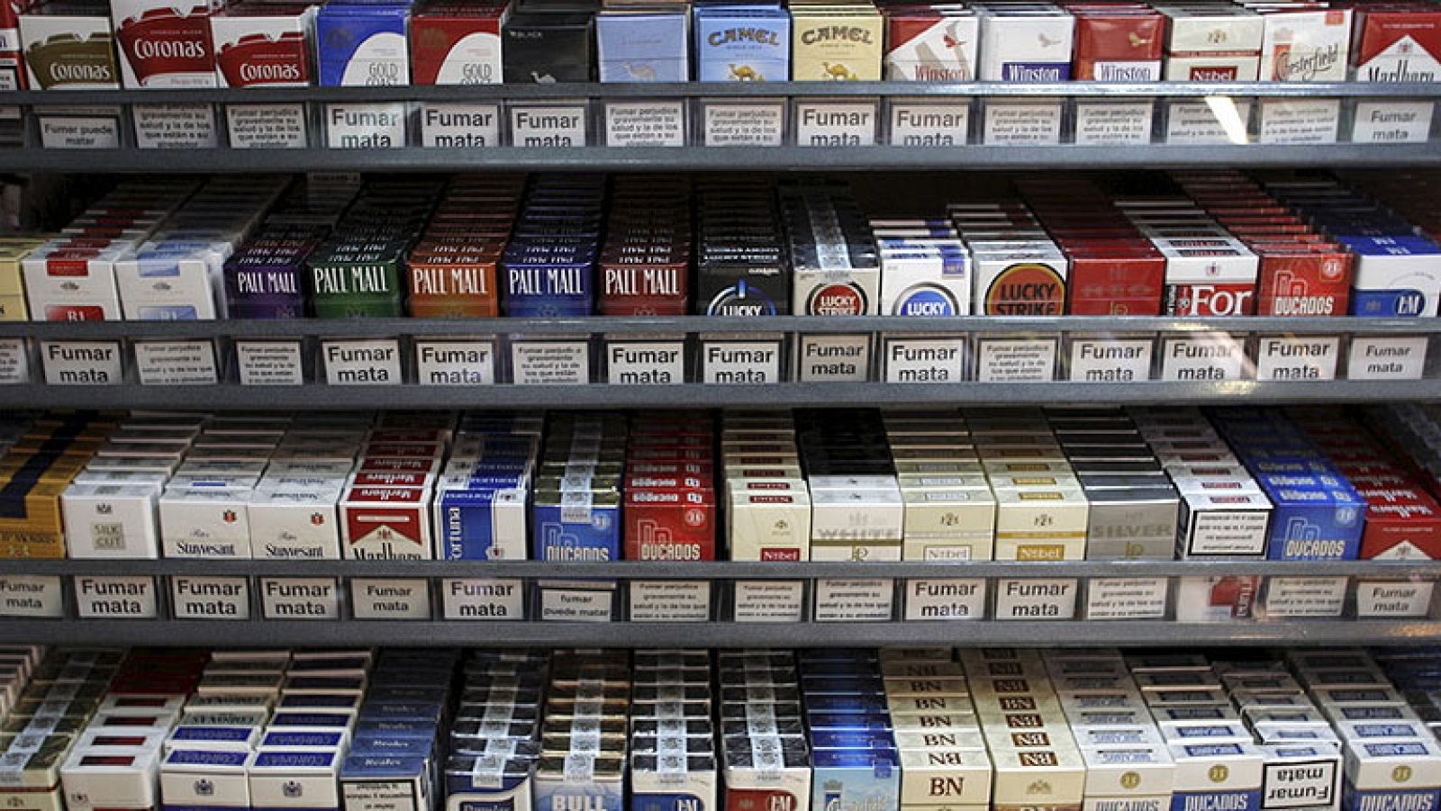 El contrabando de tabaco, medio de vida y muerte de la venta legal | Ver