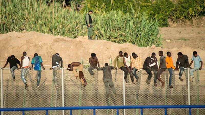 Unos 80 inmigrantes superan la malla antitrepa de la valla de Melilla de los 750 que lo han intentado