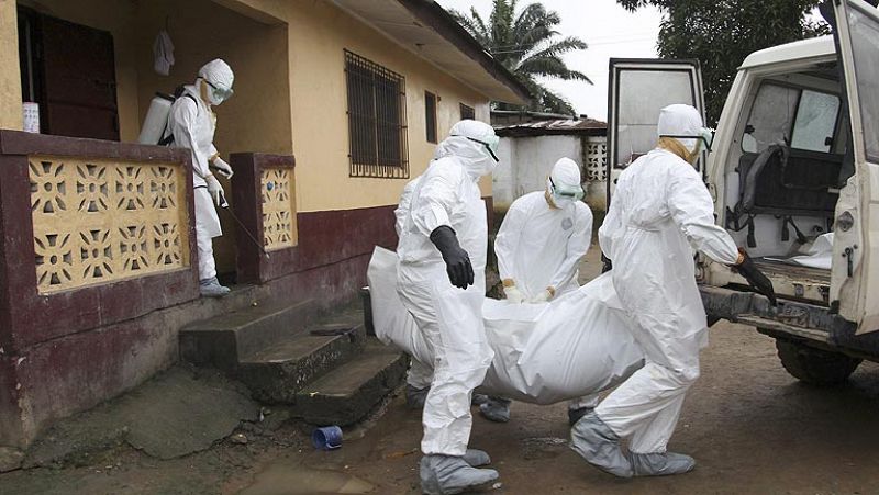La OMS avala el uso de fármacos experimentales contra el ébola y los muertos superan el millar