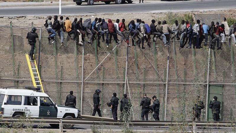 Entregados a Marruecos unos 80 inmigrantes encaramados durante horas a la valla de Melilla