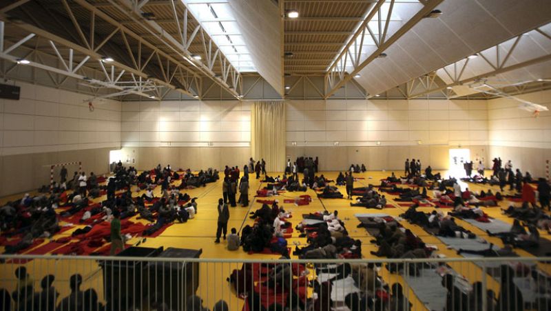 Un millar de inmigrantes son atendidos en dos polideportivos de Tarifa tras su rescate
