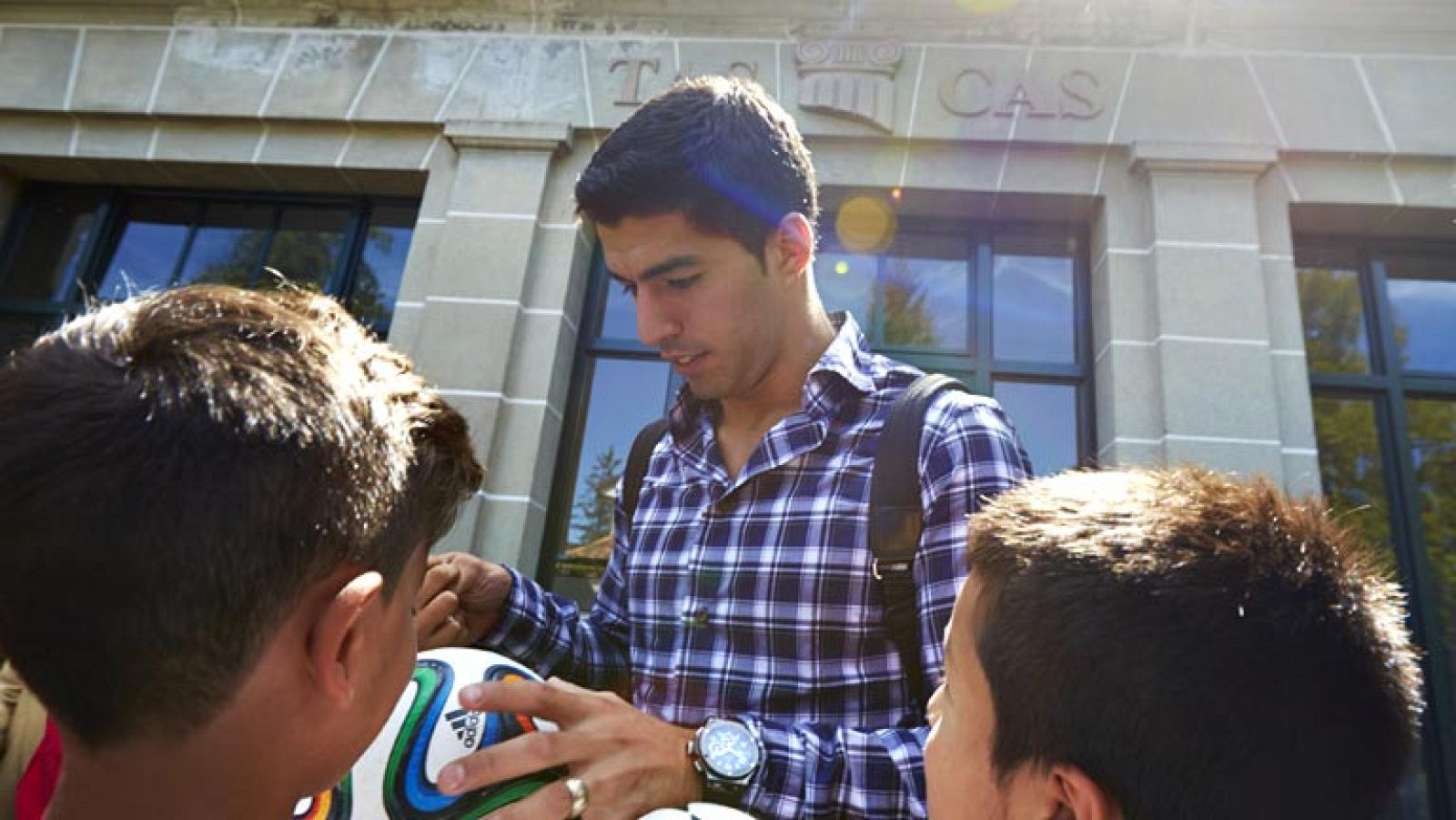 El Tribunal de Arbitraje Deportivo (TAS) confirmó que anunciará este jueves, sobre las 15.00 horas, el veredicto final sobre la sanción impuesta al jugador uruguayo del FC Barcelona Luis Suárez, después de que el órgano de la FIFA revisase el caso y