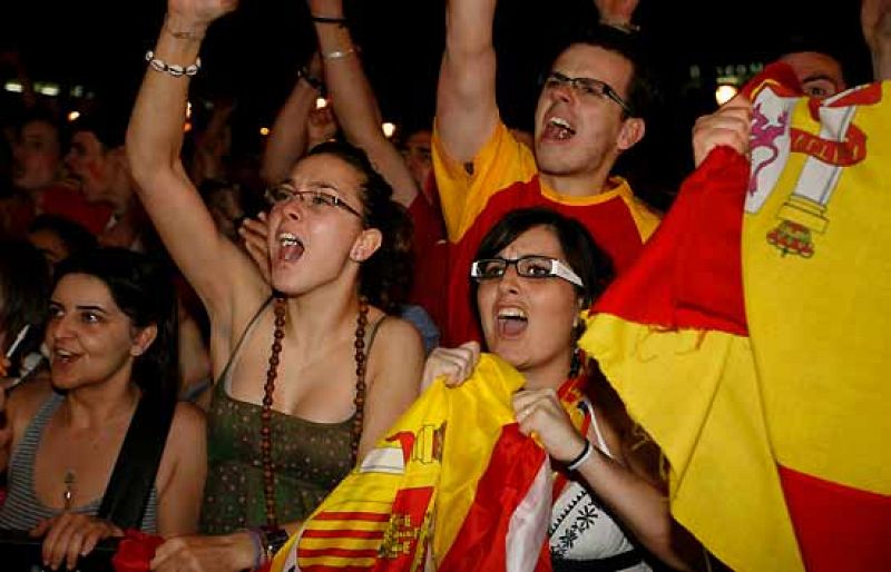 Miles de aficionados se acercan a Cibeles para celebrar el triunfo histórico de España