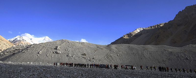Pekín cerrará el Everest a los alpinistas para limpiar "la cima del mundo"