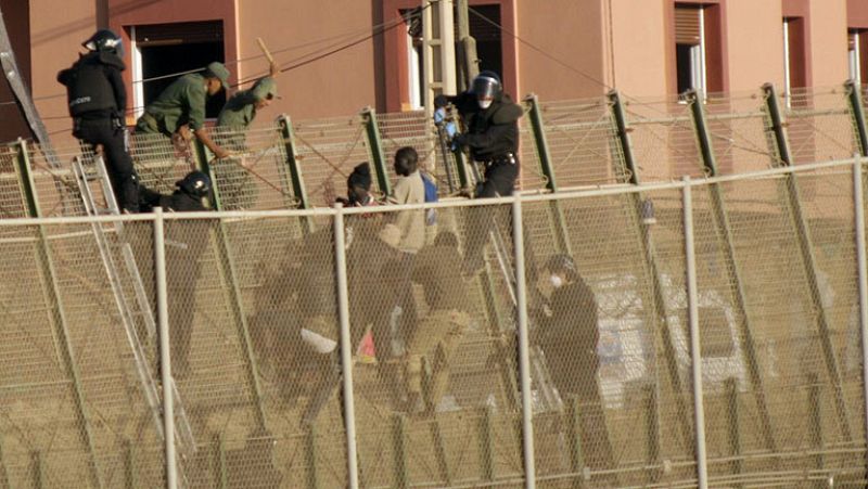 Un grupo de 250 inmigrantes protagoniza el sexto intento de salto a la valla de Melilla en tres días
