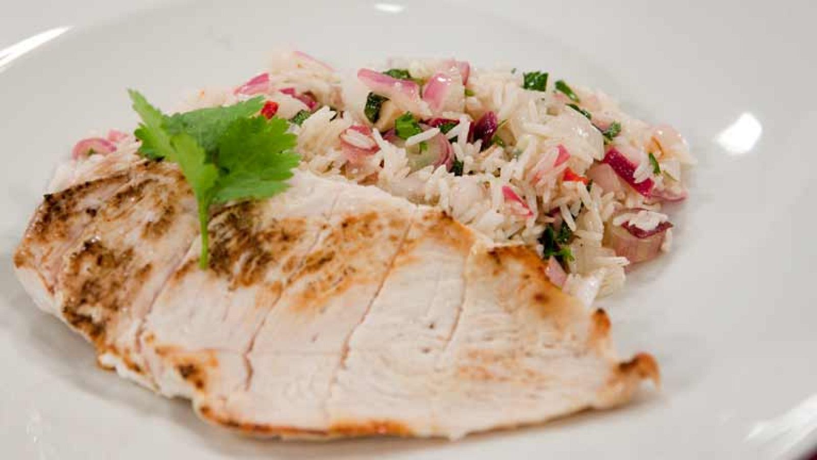 La mañana - Ensalada de arroz con pollo, hierbas frescas y lima