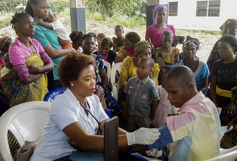 Expertos microbiólogos creen que es mejor prevenir el ébola tratándolo en África Occidental