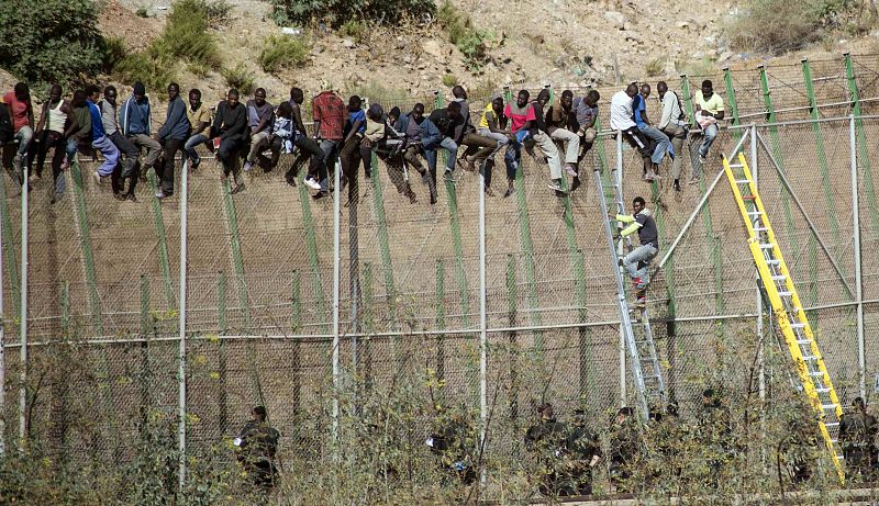 Los inmigrantes recurren a garfios y anclas caseras para escalar la 'malla antitrepa' en Melilla